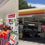 Karyawan SPBU Shell di Indonesia saat bertugas, terkait kabar Shell hengkang dari bisnis SPBU